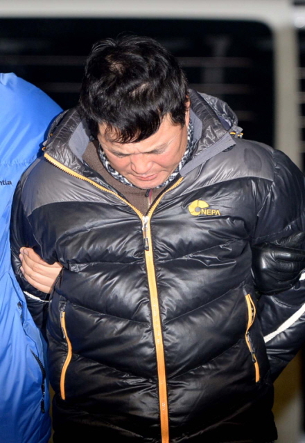 29일 밤 인천시 남동구 간석동 가방속 노인 시신 살해범 정형근씨가 서울에서 검거돼 인천 남동서로 압송돼 청사로 들어서며 취재진의 질문을 받고 있다. 장용준기자