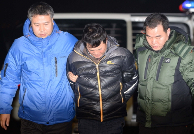 29일 밤 인천시 남동구 간석동 가방속 노인 시신 살해범 정형근씨가 서울에서 검거돼 인천 남동서로 압송돼 청사로 들어서고 있다. 장용준기자