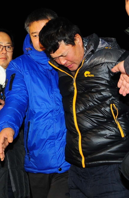 29일 밤 인천시 남동구 간석동 가방속 노인 시신 살해범 정형근씨가 서울에서 검거돼 인천 남동서로 압송돼 청사로 들어서고 있다. 장용준기자