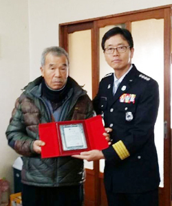 ▲ 평택소방서(서장 이민원)는 포승읍에 거주하는 박재웅(70)씨에게 화재현장 활동지원에 대한 감사패를 전달했다고 30일 밝혔다.