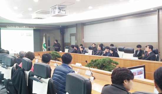 ▲ 동두천시는 지난 29일 시청 상황실에서 주민자치 운영 활성화를 목적으로 8개동 주민자치센터 주요 추진사업을 발표ㆍ평가하는 ‘주민자치센터 우수사례 발표회’를 개최했다.하였다.
