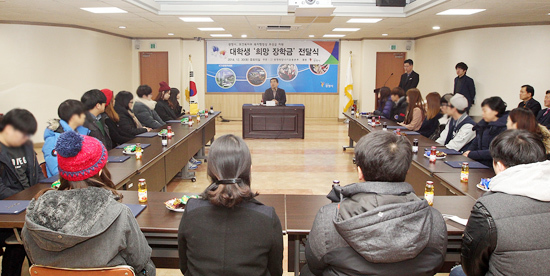▲ 광명시는 30일 성적우수 대학생 24명에게 장학금을 전달했다.