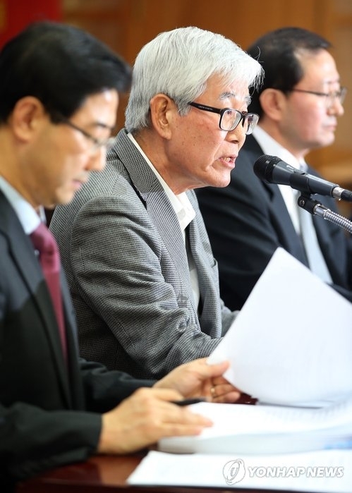 ▲ 사진= 의사협회 故 신해철, 30일 오후 서울 용산구 이촌동 대한의사협회에서 강신몽 의료감정조사위원회 위원장이 故 신해철 씨 사망에 대한 감정 결과를 발표하고 있다. 연합뉴스