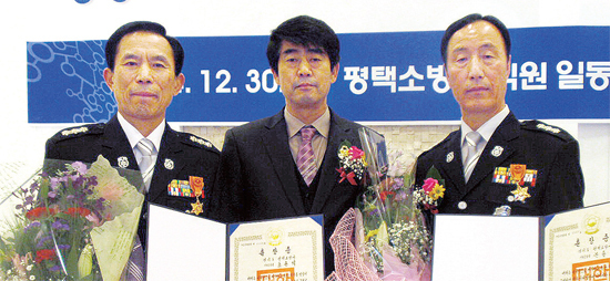 ▲ 평택 소재 웨딩홀에서 30일 열린 정년 퇴임식에서 표용석 과장과 이민원 서장, 문용달 과장(왼쪽부터)이 기념촬영을 하고 있다.