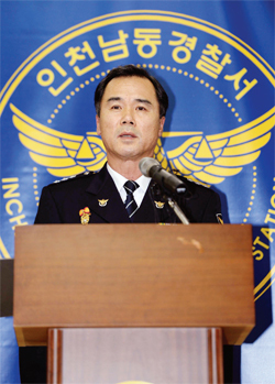 ▲ 중간수사 발표 ♣♣30일 오후 인천시 남동구 남동경찰서 4층 대회의실에서 김승열 형사과장이 ‘여행가방 속 노인시신’ 살해 용의자 검거 중간수사 발표를 하고 있다. 장용준기자