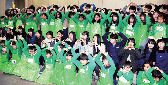 ▲ 30일 남양주시 평내고등학교에서 열린 2014학년도 제1회 평내 다사랑 동행 겨울캠프에서 멘토와 멘티인 평내고 학생들과 다문화가족 어린이들이 기념촬영을 하며 환하게 웃고 있다. 전형민기자