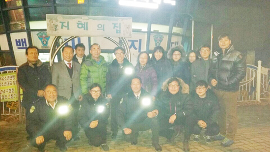 ▲ 동두천시 생연2동 주민센터(동장 륜순상)는 최근 방범지원위원회, 새마을지도자, 새마을부녀회 등 3개단체와 함께 관내 방범초소(백마지대, 독수리지대) 2개소를 방문하는 위로의 시간을 가졌다고 31일 밝혔다.