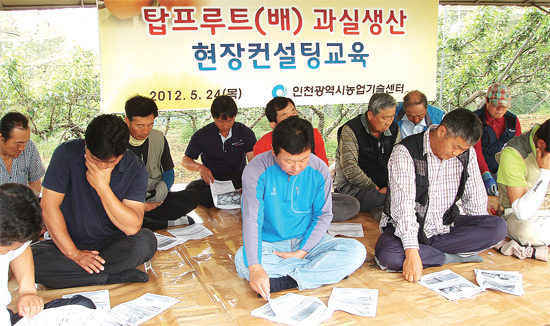 ▲ 2014년 10월 인천 연수구 송도국제도시 오라카이 호텔에서 열린 ‘어울 론칭 행사’에서 유정복 시장(왼쪽에서 다섯 번째)과 어울 전속모델인 배우 한채아(왼쪽에서 여섯 번째) 등이 모여 론칭을 축하하고 있다.