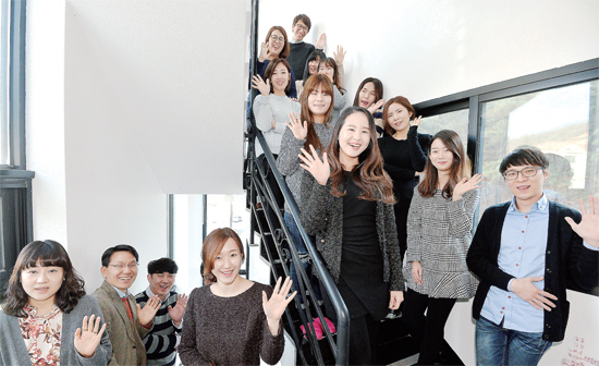 ▲ 2015년 새해를 맞은 경기지역화장품 제조, 수출업체 ㈜송학임직원들이 F TA의 치열한 경쟁에서 승리해 세계시장 제패를 다짐하고 있다. 김시범기자