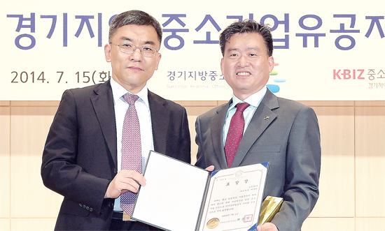 ▲ 올 7월 경기중소기업 유공자 표창을 받은 ㈜하나 서재원 대표(오른쪽)가 기념촬영을 하고 있다
