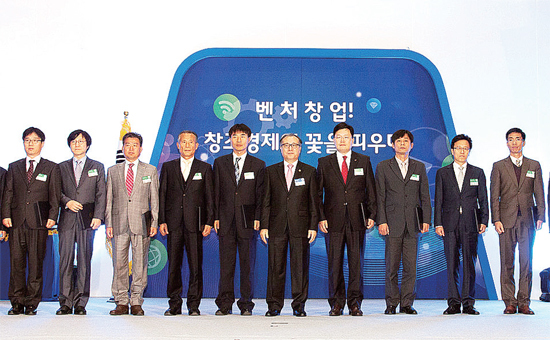 ▲ 2013년 벤처기업인의 날 기념식에서 산업통상부장관상을 수상한 ㈜하나를 비롯한 수상자들이 행사장에서 기념촬영을 하고 있다.
