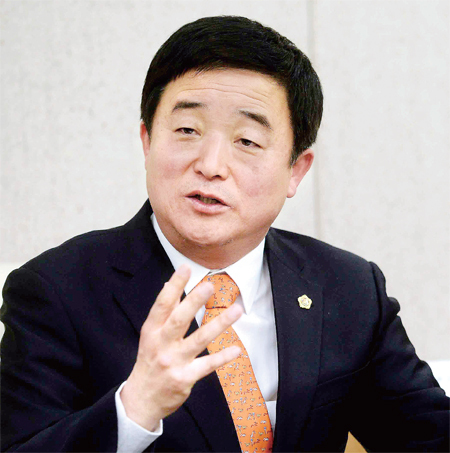 ▲ 강득구 경기도의회 의장이 “성인기에 접어든 지방자치 시대를 맞이해 도민들의 작은 목소리까지 정책에 반영할 수 있는 기회를 마련하겠다”고 밝히고 있다. 전형민기자