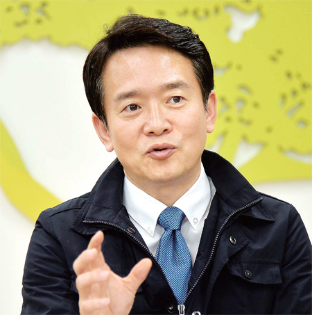 ▲ 남경필 경기지사가 2015년 을미년 새해를 맞아 경기 연정 본격 가동, 수도권 규제 완화 총력 등 도정 전반에 걸쳐 추진할 사항을 밝히고 있다. 김시범기자