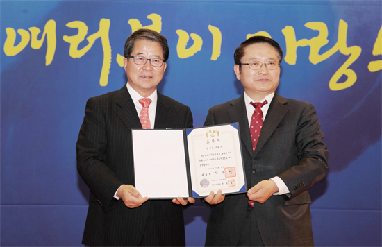 ▲ 지난 12월 8일 서울 더케이호텔앤리조트에서 열린 ‘제5회 민원공무원의 날’ 기념식에서 이천시는 행정자치부가 주관한 국민행복민원실 선정 ‘대통령상’을 수상했다