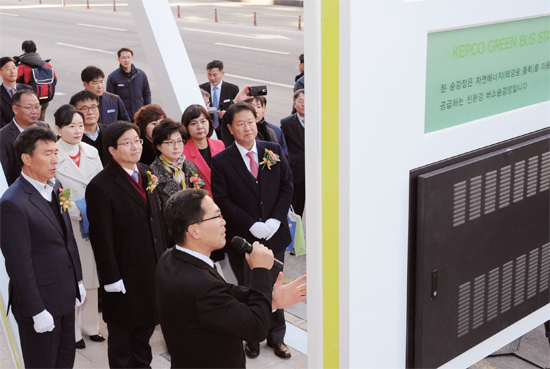 ▲ 수원시는 12월 9일 염태영 수원시장, 수원시의원, 한국전력 관계자 등이 참석한 가운데풍력과 태양광 등 친환경 자연에너지를 활용하는 버스승강장 준공식을 가졌다