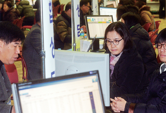▲ 2015학년도 정시 모집 원서접수를 닷새 앞둔 12월 14일 고양 일산 킨텍스에서 열린 경기도교육청 주관 대입 상담박람회에서 수험생과 학부모들이 각 대학별 1대1 상담을 하고 있다