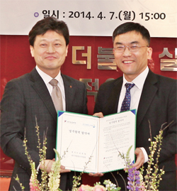 ▲ 지난 4월 7일 서승원경기중기청장(오른쪽)이 고경모 경기도교육청 교육감 권한대행과 ‘자유학기제 활성화와 창조경제 생태계 조성을 위한 업무협약’을 맺었다