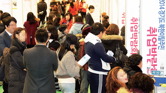 ▲ 12월 11일 수원 아주대 실내체육관에는 일자리를 찾는 북한이탈주민들과 기업 및 관공서 관계자들로 인산인해를 이뤘다