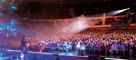 ▲ 12월 12일 경기일보사 주최로 수원실내체육관에서 열린 ‘2014 송년 콘서트 대한민국 포크50년 말하다’공연장을 가득 메운 관객들이 통기타 선율의 7080 시대의 명곡을 들으며 낭만과 추억을 만끽하고 있다