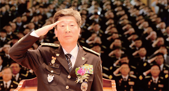 ▲ 윤종기 신임 인천지방경찰청장이 12월 4일 오후 인천시 남동구 인천지방경찰청에서 열린 취임식에서 국기에 대한 경례를 하고 있다
