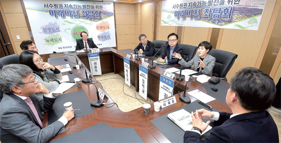 ▲ 경기일보 주최로 12월 23일 본보 회의실에서 열린 ‘서수원권 지속가능 발전을 위한 미래비전 좌담회’에서 토론자들이 주제와 관련된 의견을 나누고 있다