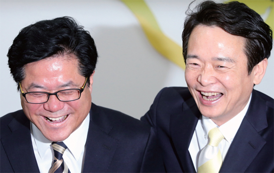 ▲ 수원 경기도청에서 12월 4일 새누리당 출신 남경필 경기도지사(오른쪽)가 새정치민주연합의 추천을 받은 이기우 경기도 사회통합부지사에게 신임 부지사 임용장을 준 뒤 함께 웃고 있다