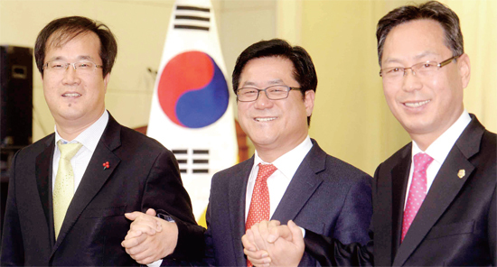 ▲ 경기도 이기우 사회통합부지사 후보자(가운데)가 취임을 하루 앞둔 12월 3일 오전 경기도의회에서 열린 새누리당 도의원들과의 정책 연정 대토론회에서 경기도의회 새누리당 이승철 대표(오른쪽), 새정치민주연합 김현삼 대표와 함께 손을 잡고 인사하고 있다