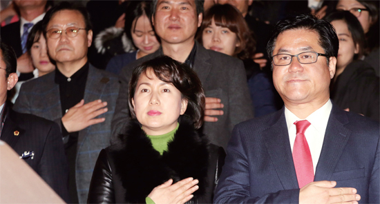 ▲ 경기도 연정 행보를 시작한 이기우 경기도 사회통합부지사(오른쪽)가 12월 9일 오후 경기도 수원 경기도문화의전당에서 열린 ‘경기도 무한돌봄대회’에 참석, 국기에 대한 경례를 하고 있다