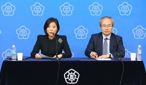 ▲ 오영주 외교부 개발협력국장(왼쪽)과 권준욱 보건복지부 보건의료정책실 공공보건정책관이 2일 오후 서울 도렴동 외교부 브리핑룸에서 에볼라 위기대응을 위해 시에라리온에 파견된 우리나라 구호대원 1명이 독일에 있는 에볼라 치료센터로 이송된다는 내용을 발표하고 있다. 이 대원 지난해 말 현지에서 환자 채혈 과정에서 주사바늘이 손가락에 닿는 사고를 당했다. 외상