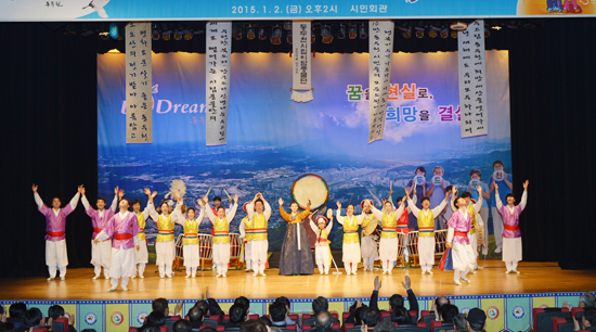 ▲ 동두천시는 지난 2일 시민회관 공연장에서 오세창 시장, 정성호 국회의원, 장영미 시의회의장, 시·도의원과 시민, 공무원 등 500여 명이 참석한 가운데 ‘시민과 함께하는 두드림 시무식’을 개최했다.