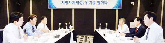 ▲ 경기일보 주최로 수원 라마다 프라자 호텔에서 열린 ‘지방자치재정, 위기를 말하다’ 토론회에서 경기지역 지자체장들이 현재 도내 지자체들이 처해있는 재정관련 애로사항에 대해 의견을 밝히고 있다.