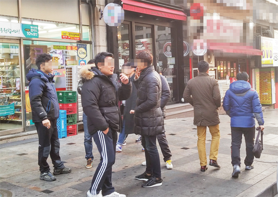 ▲ 정부의 금연구역 확대 정책에 따라 일부 커피숍 내 흡연실이 사라지면서, 흡연자들이 길거리로 내몰리고 있다. 4일 인천 남동구 구월동의 한 커피숍 앞 길거리에서 흡연자들이 담배를 피우고 있다.  박용준기자