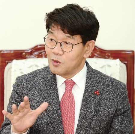 ▲ 이청연 인천시교육감이 2015년 을미년 새해를 맞아 인천형 혁신학교 성공 추진 과제에 대해 설명하고 있다. 장용준기자