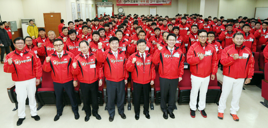 ▲ 5일 오전 인천시 남구 문학구장에서 열린 ''2015년 SK와이번스 시무식''에서 SK와이번스 선수들과 직원들이 올 시즌 활약을 다짐하는 구호를 외치고 있다. 연합뉴스