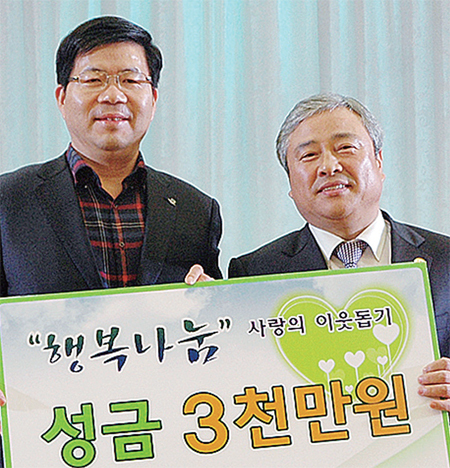 ▲ 평택시에 사랑의 손길이 이어지는 가운데 덕일산업(주) 유기덕 대표(오른쪽)가 공재광 평택시장을 방문해 성금을 답지 후 기념촬영을 하고 있다.