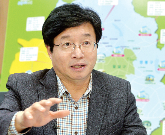 ▲ 염태영 수원시장이 2015년 을미년 새해를 맞아 인구 120만명이 넘는 지자체에 걸맞는 차별화된 시정을 펼칠 것을 역설하고 있다. 김시범기자