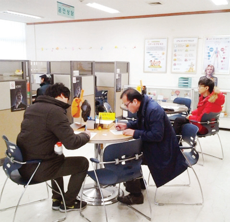 ▲ 지난 2일 부평구 보건소를 찾은 시민들이 금연클리닉 상담을 기다리고 있다.  부평구 보건소 제공