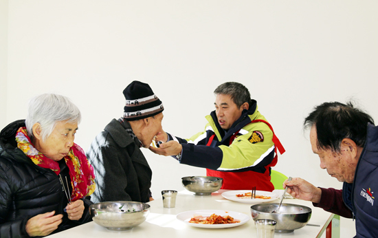 ▲ 안산소방서는 최근 단원구 와동복지관 경로식당에서 유춘희 서장을 비롯, 의용소방대 각 지대장 및 여성대장 등 20여 명이 참석하 가운데 거동이 불편한 노인들에게 급식 봉사활동을 실시했다.