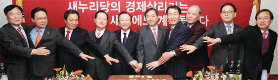 ▲ 새누리당 인천시당 신년 인사회에 참석한 유정복 인천시장과 홍일표 시당위원장 및 주요 당직자가 시루떡을 자르고 있다.