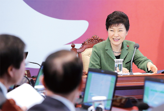 ▲ 웃으며 시작하는 을미년 첫 국무회의 박근혜 대통령이 6일 오전 청와대 위민관 영상국무회의실에서 열린 청와대-세종청사 간 국무회의에서 모두발언을 하며 밝은 표정을 짓고 있다.  연합뉴스