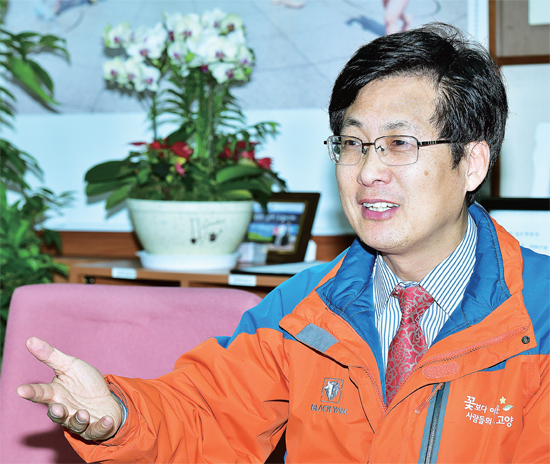 ▲ 최성 고양시장이 100만 도시로 진입한 고양시의 새해 시정방침에 대해 설명하고 있다.