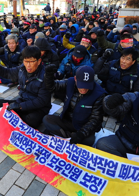 7일 오전 인천시 부평구 한국전력공사 인천본부 앞에서 전국건설노동조합 인천전기지부 소속 근로자들이 노조 출정식과 함께 불법하도급 근절을 촉구하는 집회를 갖고 있다. 장용준기자