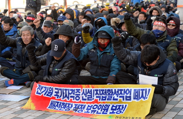 ▲ 7일 오전 인천시 부평구 한국전력공사 인천본부 앞에서 전국건설노동조합 인천전기지부 소속 근로자들이 노조 출정식과 함께 불법하도급 근절을 촉구하는 집회를 갖고 있다. 장용준기자