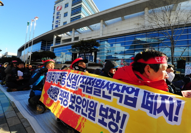 7일 오전 인천시 부평구 한국전력공사 인천본부 앞에서 전국건설노동조합 인천전기지부 소속 근로자들이 노조 출정식과 함께 불법하도급 근절을 촉구하는 집회를 갖고 있다. 장용준기자