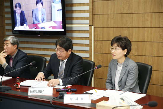▲ 화성시는 용인시, 안성시 등 경기도 내 인근 시에서 구제역이 확진판정을 받자 7일 오전 영상회의실에서 이화순 부시장 주재로 구제역 예방 긴급 대책회의를 진행했다.