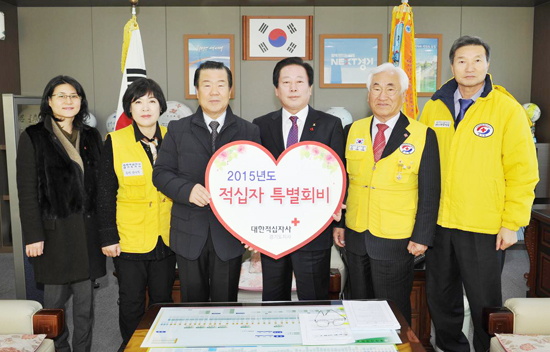 ▲ 조억동 광주시장은 7일, 광주시청 집무실에서 김훈동 대한적십자사 경기도지사 회장을 비롯한 일행들을 접견하고, 2015년도 적십자 특별회비를 전달했다.