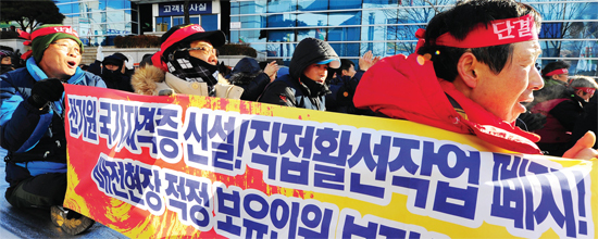▲ 7일 오전 인천시 부평구 한국전력공사 인천본부 앞에서 전국건설노동조합 인천전기지부 소속 근로자들이 노조 출정식과 함께 불법하도급 근절을 촉구하는 집회를 갖고 있다. 장용준기자