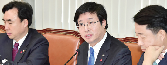 ▲ 염태영 수원시장(가운데)이 7일 오전 국회에서 열린 새정치민주연합 비상대책위원회에 참석, 지방자치와 지방재정 문제 등을 설명하고 있다.  수원시 제공