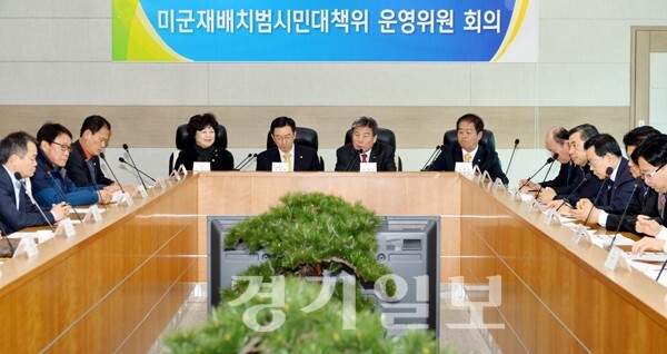▲ 미군재배치범시민대책위원회(위원장 한종갑)는 8일 오전 시청 상황실에서 오세창 시장, 장영미 시의회 의장, 정성호 국회의원 등이 참석한 가운데 미2사단 잔류 대책과 관련한 그동안의 추진상황을 점검하고 향후 투쟁방향 등을 논의키 위한 운영위원회의를 개최했다. 동두천시 제공