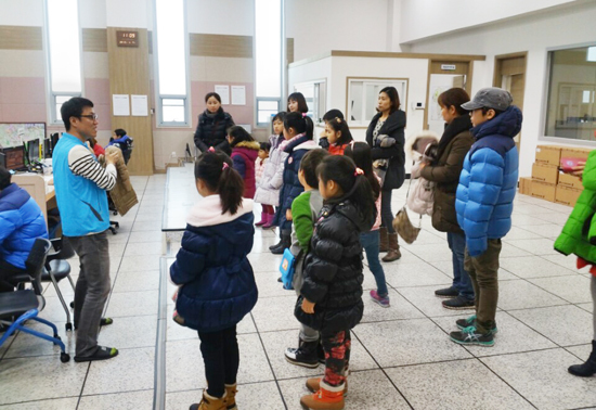 ▲ 오산시 U-City 통합운영센터에서 초등학생과 학부모들이 견학 프로그램을 통해 안전 교육을 받고 있다. 오산시 제공